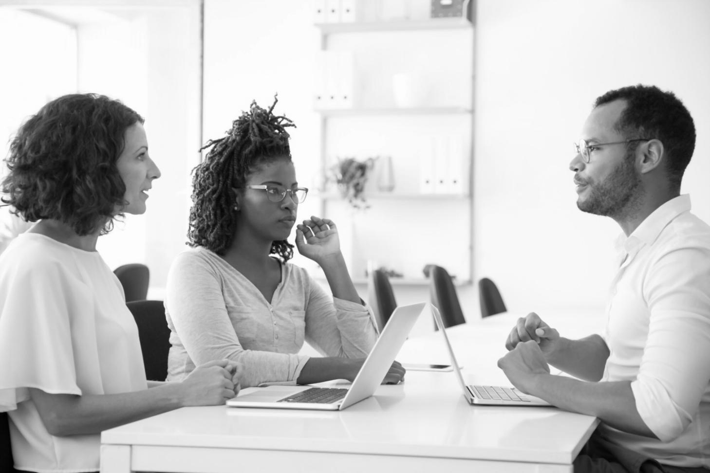 Espace de travail organisé avec documents financiers